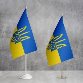 Прапорець України Герб з автоматами і мечем